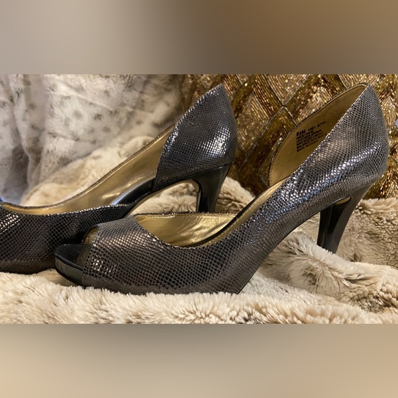 Anne Klein iFlex Womens Size 6.5 Silver Snakeskin Pattern Peep Toe Heels - Picture 3 of 12